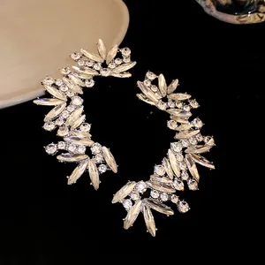 Μακροσκοπική όψη πολυτελών σκουλαρικιών ear cuffs με λαμπερά στρας και λεπτομέρεια
