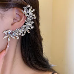 Κοντινό πλάνο πολυτελούς σκουλαρικιού ear cuff με λαμπερά στρασάκια σε κομψό σχέδιο