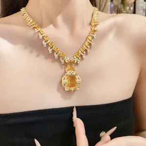 Gros plan détaillé d'un élégant collier doré orné de pierres de zircon jaunes.