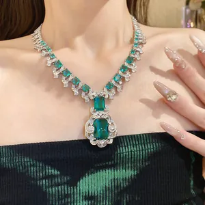Détail exquis du collier en zircon vert avec taille émeraude sur le modèle