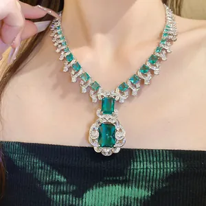 Vue détaillée d'un collier de luxe en zircon vert émeraude porté par un mannequin chic.
