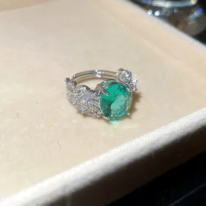 Dettaglio dell'anello in stile palazzo vintage con zircone verde e motivo piuma