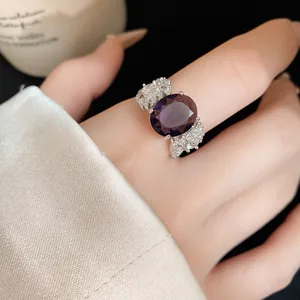 Dettaglio di un anello in stile palazzo vintage con una grande pietra di zircone viola