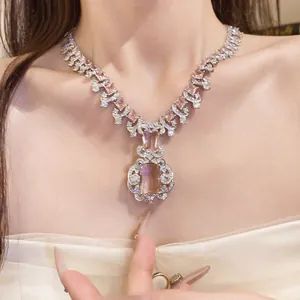 Gros plan d'un collier en zircon rose avec monture argentée élégante