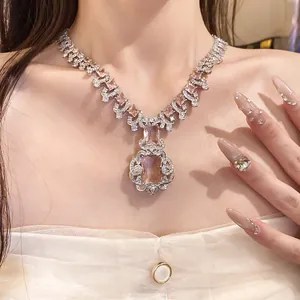 Détail rapproché d'un collier en zircon de luxe avec une grande pierre rose et un design dentelle