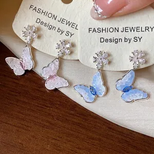 Orecchini a Bottone Coreani a Forma di Farfalla e Fiore Con Zirconia Intarsiata Perno in Argento Sterling 925 Donna Gioielli