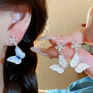 Squisiti orecchini a lobo con farfalla e fiore in zircone e perni in argento, look lusso