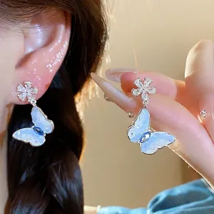 Orecchini pendenti a farfalla e fiore in argento con pietre di zircone scintillanti