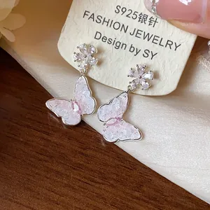 Eleganti orecchini a farfalla con perno in argento S925 e dettaglio fiore in zircone