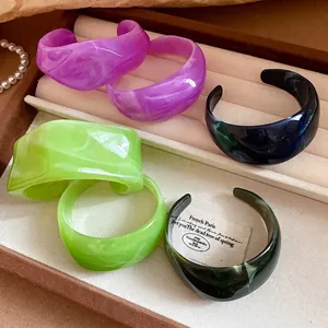 Unregelmäßiger Geometrischer Acryl Armreif Offen Verschwommenes Marmormuster Harz Armband Damen Minimalistischer Modeschmuck