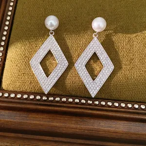 Élégantes boucles d'oreilles losanges évidés avec perles et zircons pavés étincelants