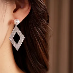 Boucles d'oreilles pendantes en argent avec zircon losange évidé et clou perle