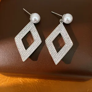 Boucles d'oreilles pendantes losange évidé avec zircons et perles pour femmes