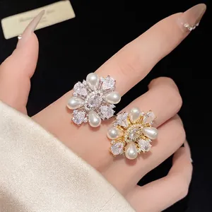 Bague fleurie ouverte élégante plaquée or 14 carats avec zircons et perles blanches