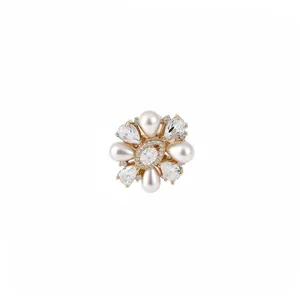Bague vintage plaquée or 14 carats avec perles blanches et zircons sur fond blanc