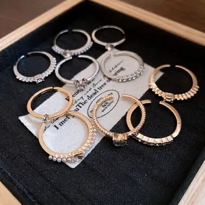 Elegantes Set aus offenen Ringen mit Perlen und Strasssteinen für Damen in Gold und Silber