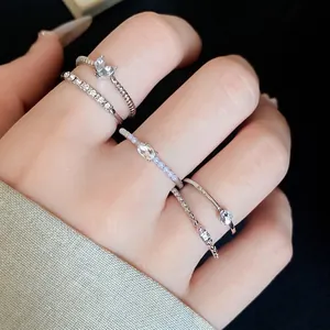 Elegantes 5-teiliges Set silberfarbener Ringe mit funkelnden Kristallen und Perlen.