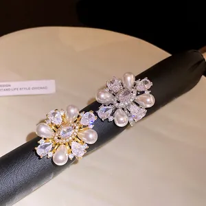 Détail de bagues ouvertes élégantes plaquées or 14 carats avec perles et zircons