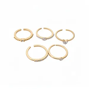 Elegantes fünfteiliges vergoldetes offenes Ring-Set mit funkelnden Strassstein-Designs