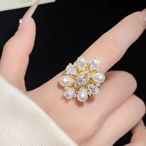 Bague fleurie élégante plaquée or 14 carats avec perles et pierres de zircone cubique