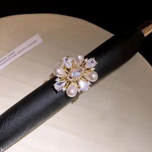 Gros plan détaillé d'une bague fleur vintage avec perles et zircons brillants