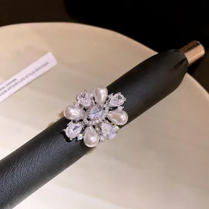 Vue macro détaillée d'une bague fleur vintage avec perles et zircons étincelants