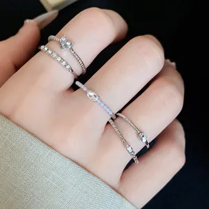 Nahaufnahme eines fünfteiligen Silberring-Sets mit Kristallen und Perlen am Finger