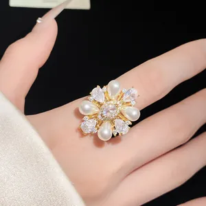 Vue détaillée d'une bague vintage plaquée or 14k avec perles et zircons scintillants.