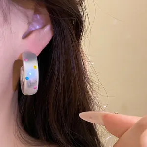 Boucles d'oreilles créoles en argent mat à pois colorés style dopamine mode d'été