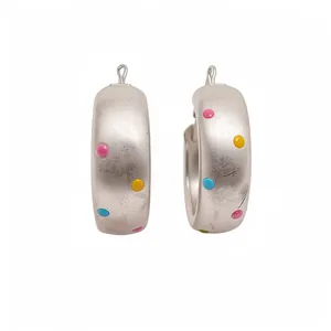 Boucles d'oreilles créoles argentées avec des pois colorés en émail pour l'été