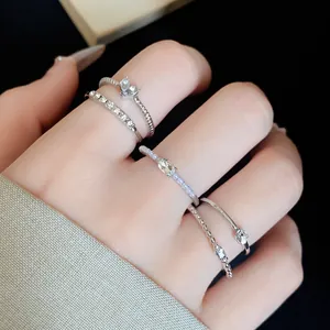Detailansicht eines minimalistischen 5-teiligen Ring-Sets mit Strasssteinen und edlen Perlen