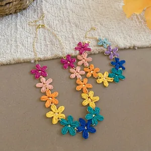 Set estivo con collana e braccialetto di fiori in rafia colorata, stile dopamina
