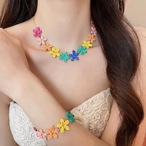 Set di gioielli collana e bracciale con fiori di raffia colorati estate dopamine