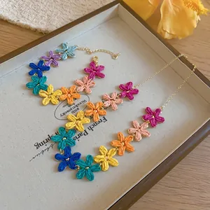 Set di collana e braccialetto di fiori in rafia colorati fatti a mano per donne