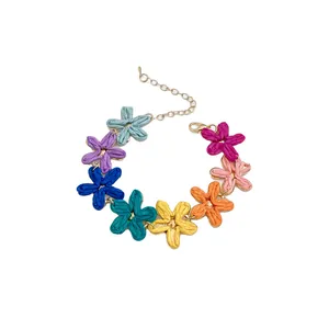 Vibrante collana a fiori dopamina con ciondoli in tessuto colorato e catena d'oro regolabile