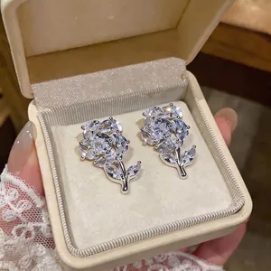 Eleganti orecchini a lobo a forma di rosa con zirconi brillanti in una scatola regalo