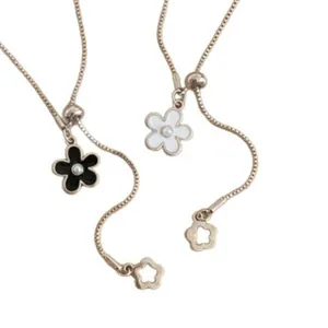 Elegante set di collane con ciondolo a fiore regolabile in smalto bianco e nero