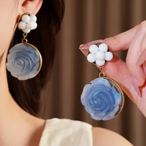 Orecchini pendenti vintage con fiori in resina blu e perline bianche da donna