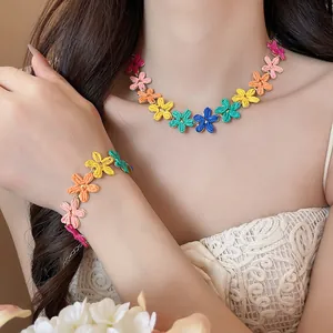 Primo piano di un set di collana e bracciale con fiori di rafia per l'estate