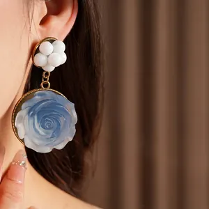 Orecchini pendenti vintage a fiore in resina con perni in argento per look retrò