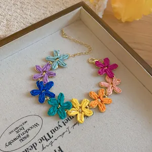 Primo piano dettagliato che mostra la trama vibrante di un braccialetto di fiori in rafia