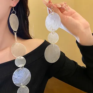 Orecchini a Gancio con Nappina in Conchiglia Bianca Asimmetrica a Disco Tondo Geometrico per Donna Gioielli di Moda