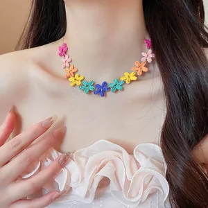 Primo piano di una collana di fiori in rafia colorata estiva indossata da una modella