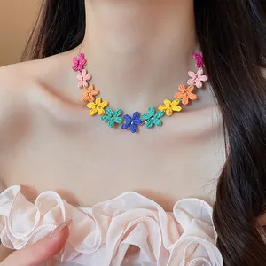 Dettaglio di una vivace collana di fiori in rafia multicolore per un look estivo