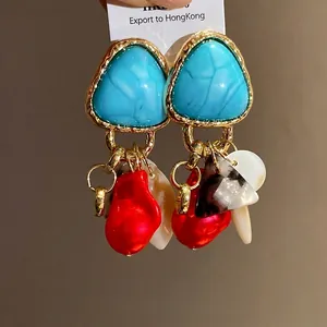 Elegantes pendientes de estilo vintage con piedra triangular azul y dijes de concha