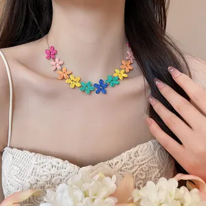 Dettaglio macro della collana con fiori di rafia colorati in vivaci tonalità estive