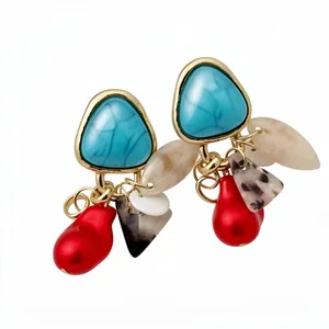 Elegantes pendientes vintage con triángulos de mármol azul, borlas y perlas rojas