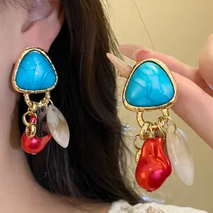 Pendientes vintage de turquesa triangular con perlas barrocas rojas y borlas de concha