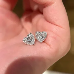 Funkelnde herzförmige Zirkonia-Ohrstecker in einer brillanten versilberten Ausführung
