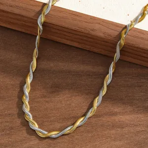 Gros plan sur un collier chaîne serpent torsadé bicolore en acier inoxydable or et argent